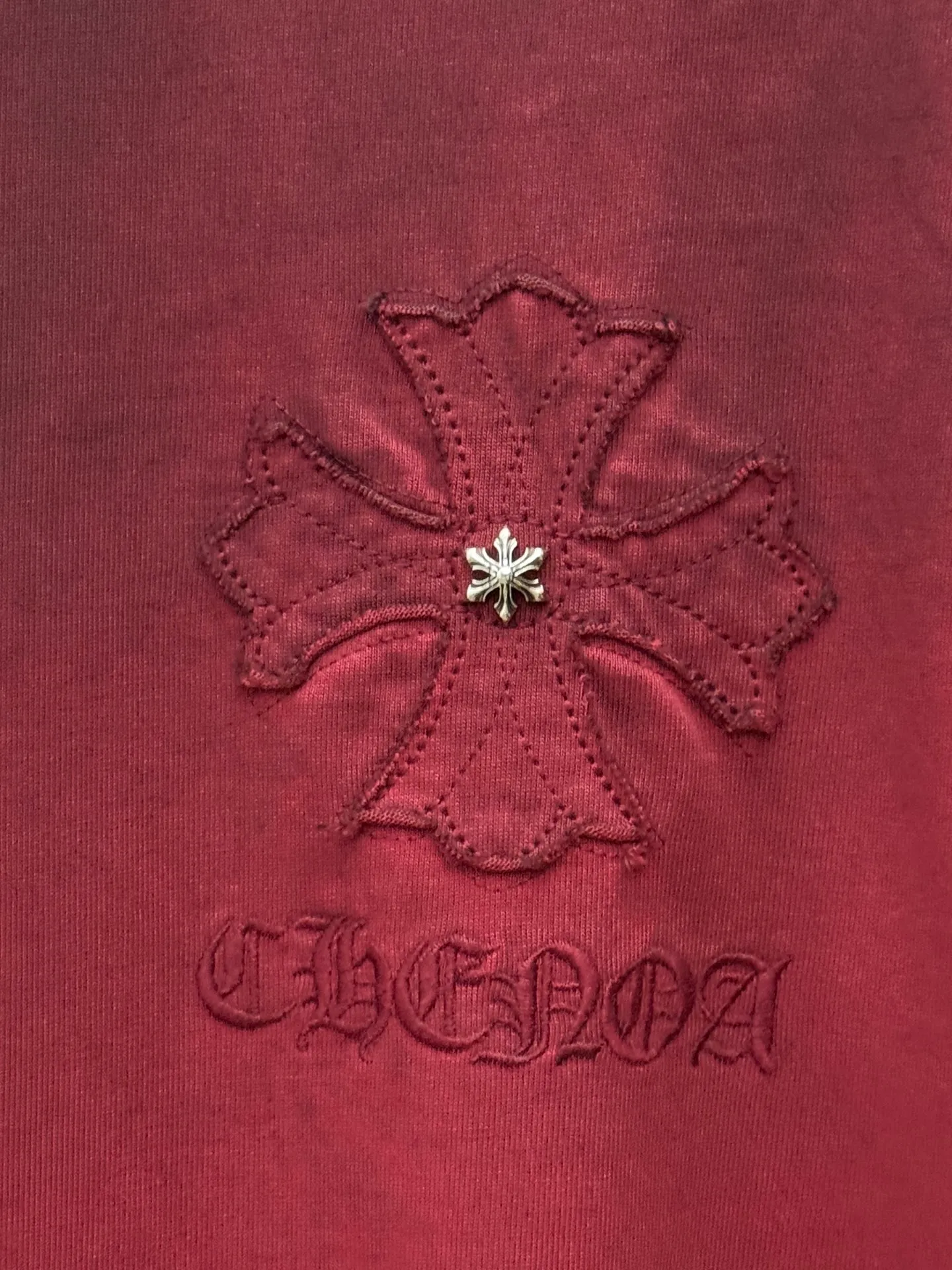 P230 top version, real shot without P, ​​different from market currency) 𝗖𝗵𝗿𝗼𝗺𝗲 𝗛𝗲𝗮𝗿𝘁𝘀/Croxin 2026 spring new original single counter American washed patch embroidered couple short sleeves 👑The highest version! Customized fabric 320 grams, washed and fried, spray horse slip craft, best-selling model at the counter, very comfortable to wear. Accessories: original molded and authenticated collar label ➕ 100% silk wash label. Genuine purchase-grade original hangtag➕matching hanging rope➕3D hanging beads➕original packaging bag. Craftsmanship: The original version has consistent wiring! The highest version of the armhole matching technique! Color: Burgundy Black Size: S M L XL Style No.: 6607